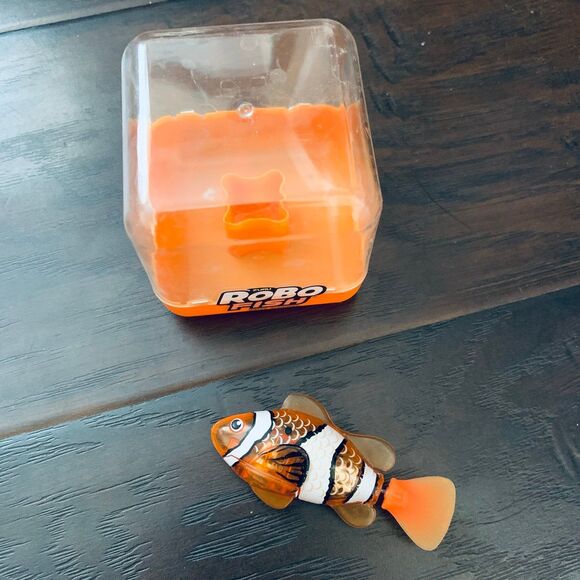 ZURU Robo Alive Robo Fish - Swimming Orange Clown Fish Toy - Picture 3 of 4